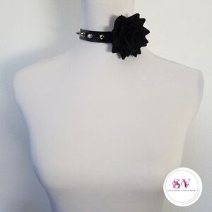 Black spike choker with flower decor